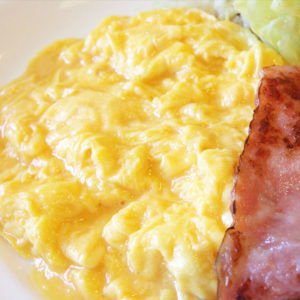 チーズ入りスクランブルエッグ